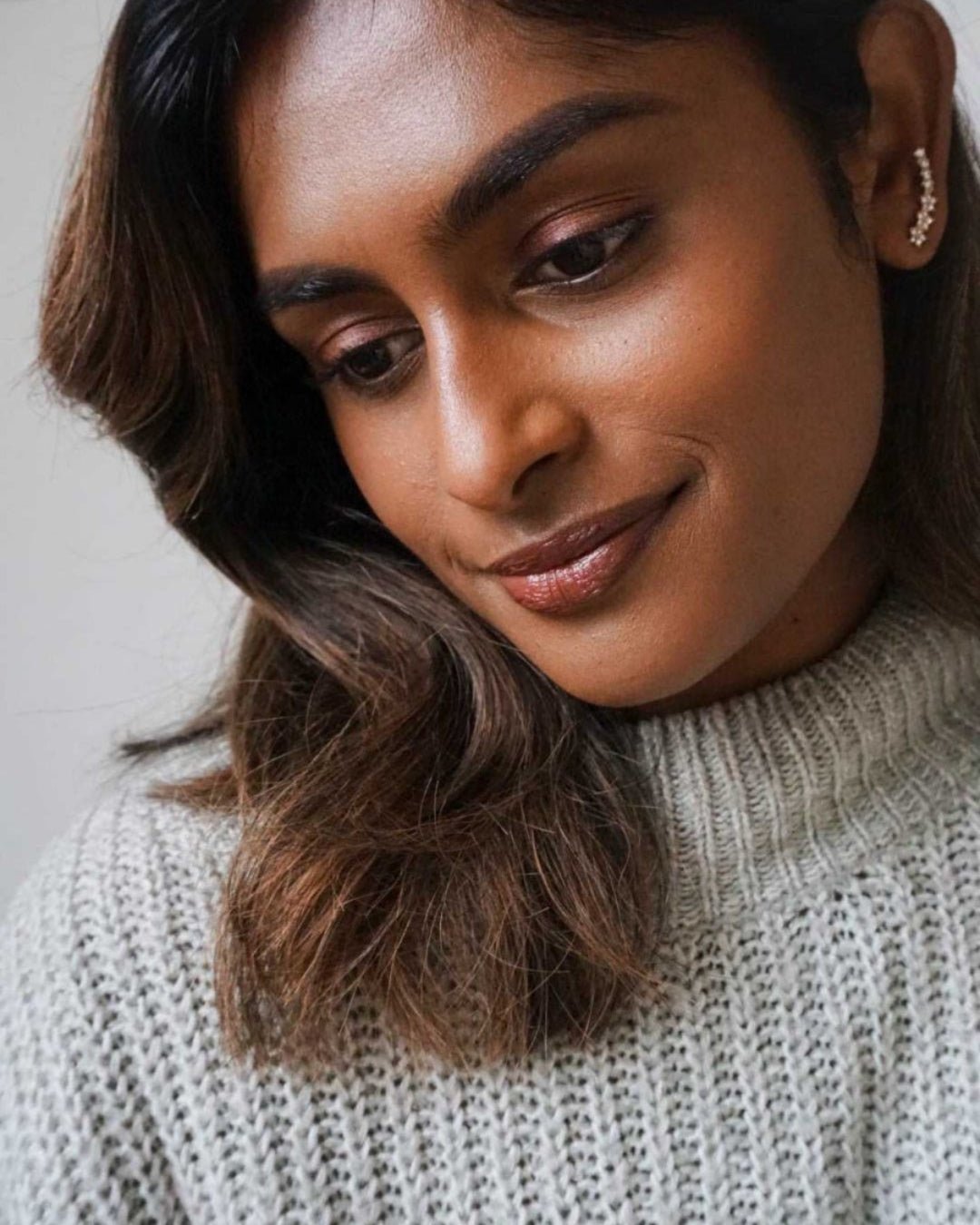 Model wearing The MATTERfying Foundation in Shade 20 Captivate, showcasing a flawless matte finish. Her complexion appears smooth, even, and pore-blurred, highlighting the foundation’s full coverage and natural look